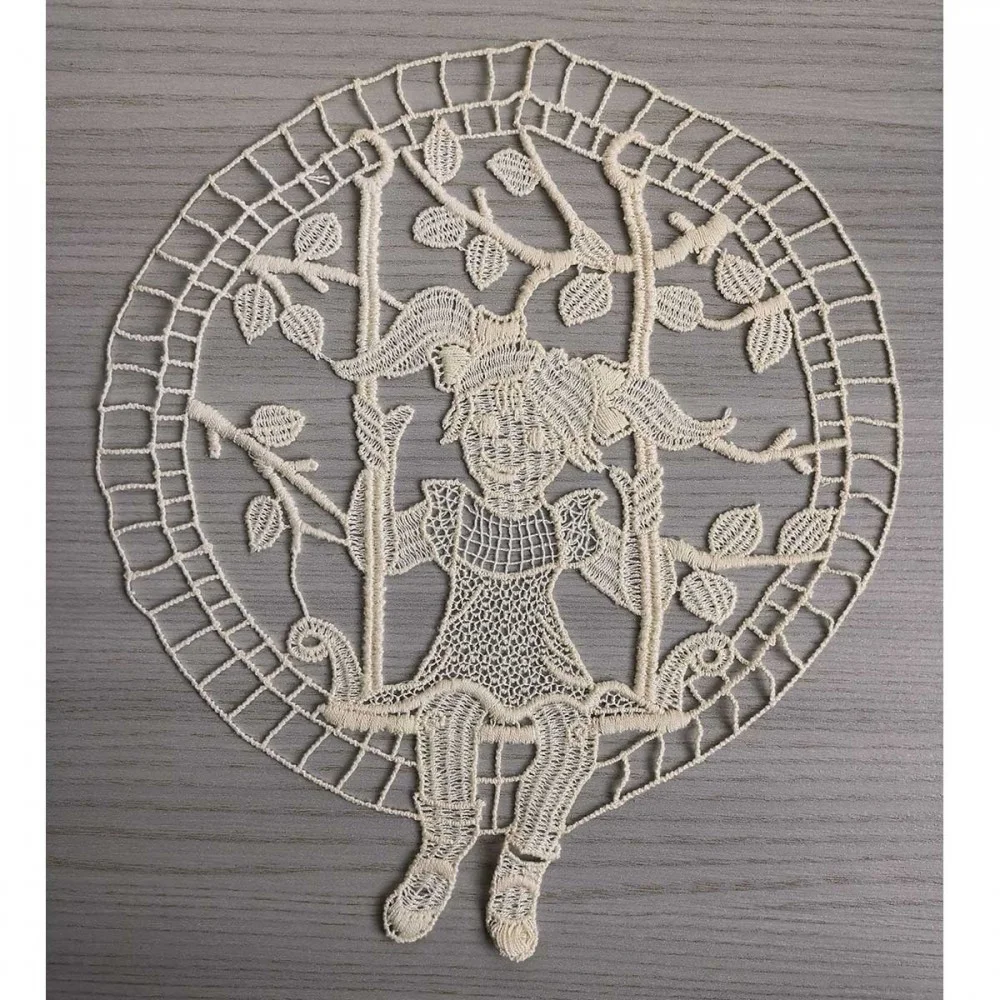 Dekorino Mädchen auf der Schaukel echte Plauener Spitze