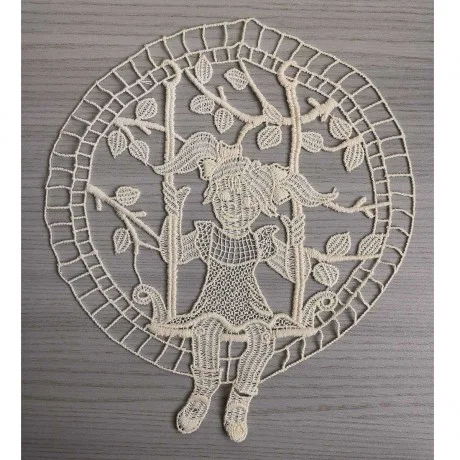 Dekorino Mädchen auf der Schaukel echte Plauener Spitze