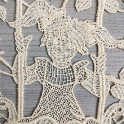 Dekorino Mädchen auf der Schaukel echte Plauener Spitze Detailbild