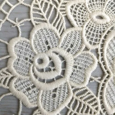 Dekorino Drei Blüten echte Plauener Spitze Detailbild