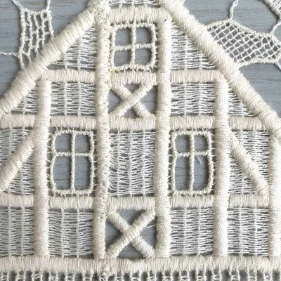 Dekorino Fachwerkhaus echte Plauener Spitze Detailbild