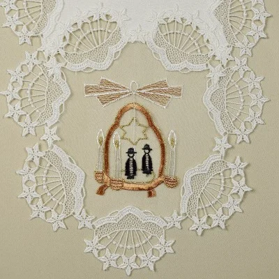 Weihnachtsdeckchen Pyramide Plauener Spitze bestickter Organza-Einsatz Ausschnitt