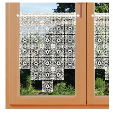 Spitzen-Scheibenhänger Asra am Fenster