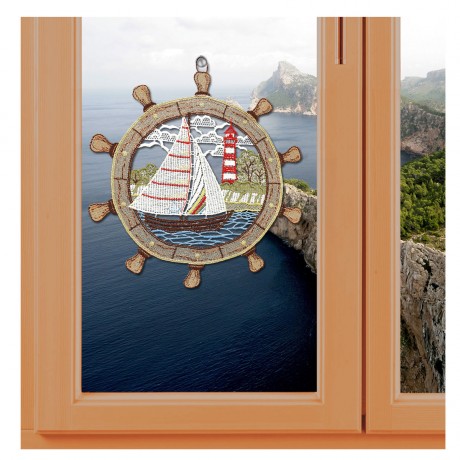 Maritimes Fensterbild Steuerrad mit Segelboot Plauener Spitze an einem Fenster mit Meereshintergrund