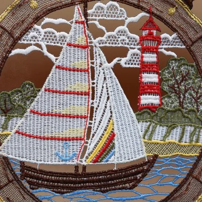 Maritimes Fensterbild Steuerrad mit Segelboot Plauener Spitze Detailbild