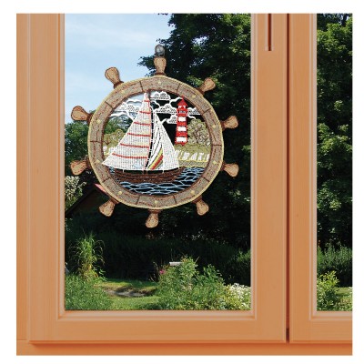 Maritimes Fensterbild Steuerrad mit Segelboot Plauener Spitze an einem Fenster mit Grünflächen