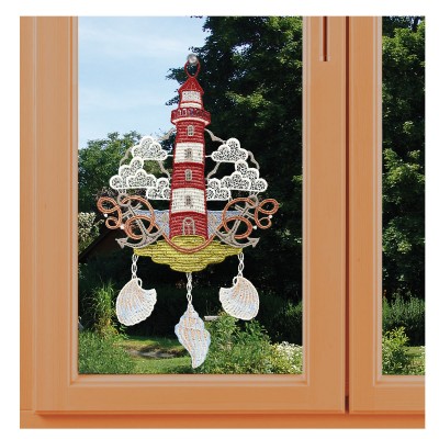 Maritimes Fensterbild Leuchtturm mit Muscheln Plauener Spitze inkl. Saughaken vor Fenster mit Blick auf Garten