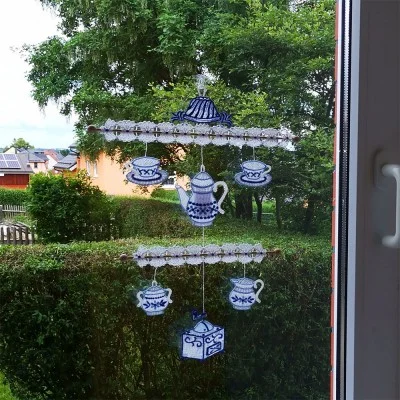 Windspiel Fensterbild Kaffeezeit in blau Plauener Spitze Dekobeispiel