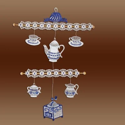 Windspiel Fensterbild Kaffeezeit in blau Plauener Spitze Einzeldarstellung vor einem Hintergrund