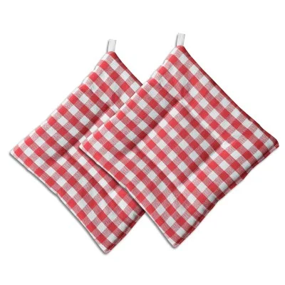 Zwei quadratische Topflappen mit rot-weißem Karomuster, jeweils mit einer kleinen weißen Aufhängeschlaufe in der Ecke, überlappen sich auf weißem Grund.