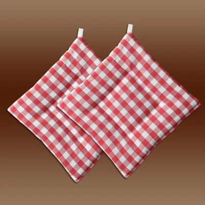 Zwei rot-weiß karierte Topflappen mit weißen Aufhängeschlaufen, die sich überlappen, auf einem braunen Hintergrund mit Farbverlauf.