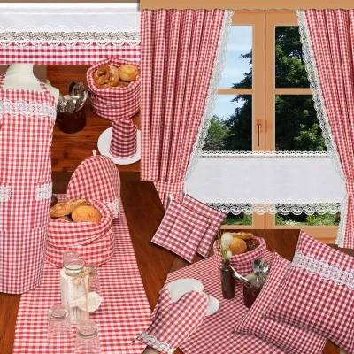 Eine Collage von Küchentextilien in rot-weißem Gingham mit Spitzenbesatz, darunter Vorhänge, Servietten, Tischsets, Brotkörbe und ein gedeckter Tisch mit Utensilien, Gläsern und Gebäck auf einer hölzernen Fläche in der Nähe eines Fensters.