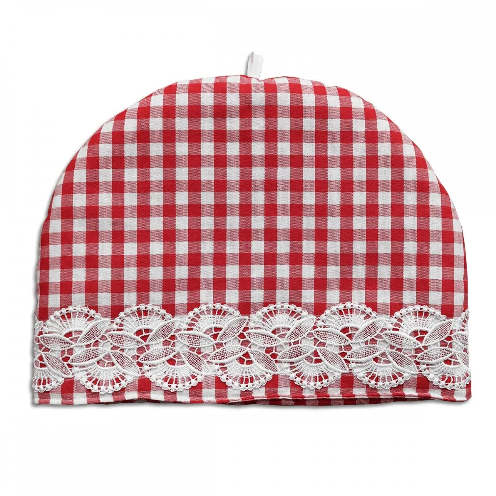 Ein Teewärmer mit rot-weißem Karomuster und einem Streifen dekorativer weißer Spitze am unteren Rand auf weißem Hintergrund.