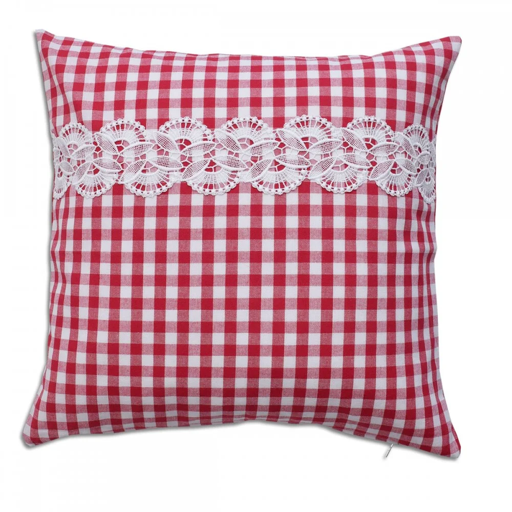 Ein quadratisches Kissen mit rot-weißem Karomuster und einem horizontalen Streifen aus weißer Spitze in der Mitte.