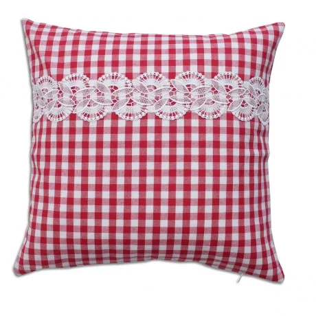Ein quadratisches Kissen mit rot-weißem Karomuster und einem horizontalen Streifen aus weißer Spitze in der Mitte.