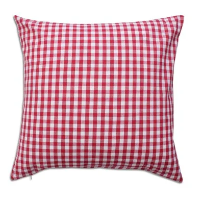 Ein quadratisches Kissen mit einem rot-weiß karierten Muster auf weißem Hintergrund.
