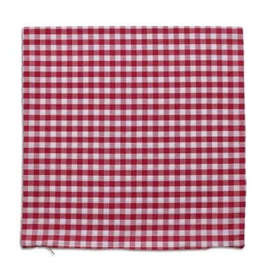 Ein rot-weiß kariertes Tuch, das zu einem Quadrat gefaltet ist und auf einem weißen Hintergrund abgebildet ist. Das Muster besteht aus gleichmäßig verteilten horizontalen und vertikalen Linien.