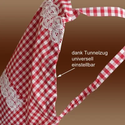 Nahaufnahme einer rot-weiß karierten Schürze mit weißen Spitzendetails. Ein Pfeil zeigt auf das Nackenband, das auf Deutsch mit "dank Tunnelzug universell einstellbar" beschriftet ist. Brauner Hintergrund mit Farbverlauf.