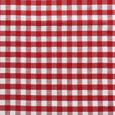 Rot-weiß karierter Stoff mit Gingham-Muster, der gleichmäßig verteilte Quadrate in wechselnden Farben aufweist. Die Naht entlang der rechten Kante ist sichtbar. Die Textur lässt vermuten, dass es sich um eine Tischdecke oder Serviette handelt.