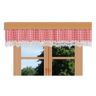 Ein Holzfenster mit einem rot-weiß karierten Volantvorhang mit weißer Spitzenbordüre am unteren Rand. Durch die Glasscheiben sind üppig grüne Bäume und der blaue Himmel zu sehen.
