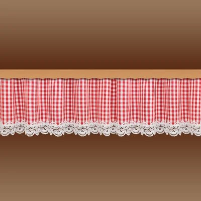 Ein rot-weiß karierter Vorhang hängt an einer Holzstange. Der Vorhang hat geraffte Falten und ist am unteren Ende mit einer dekorativen weißen Spitzenkante verziert. Der Hintergrund ist ein brauner Farbverlauf.