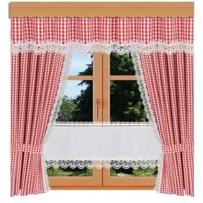 Ein holzgerahmtes Fenster mit Blick auf grüne Bäume ist mit rot-weiß karierten Vorhängen und einem Volant mit weißer Spitze verziert. Die Vorhänge sind zurückgebunden, und eine durchsichtige weiße Spitzenblende bedeckt die untere Hälfte des Fensters.