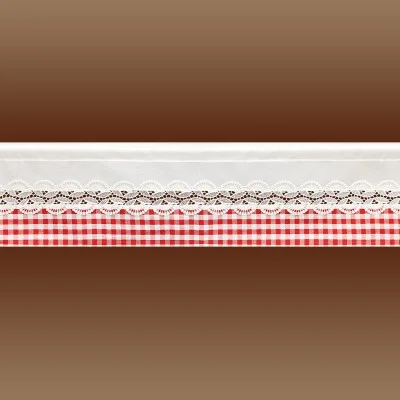 Eine Tischdecke mit weißem Oberteil, aufwändigem Spitzenbesatz und rot-weißem Gingham-Muster entlang des Randes vor einem Hintergrund mit braunem Farbverlauf.