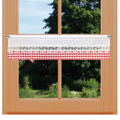 Ein holzgerahmtes Fenster mit einem kurzen Cafévorhang aus rot-weißem Gingham-Stoff, weißer Spitzenborte und einem weißen Paneel. Draußen sind üppiges Grün, Bäume, Pflanzen und ein Teil eines Hauses mit schrägem Dach zu sehen.
