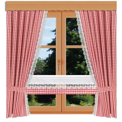 Ein holzgerahmtes Fenster mit rot-weiß karierten Vorhängen und weißem Spitzenbesatz, das teilweise geöffnet ist und den Blick auf einen grünen Garten und Bäume freigibt. Der mittlere und untere Teil des Fensters ist mit weißer Spitze verziert.