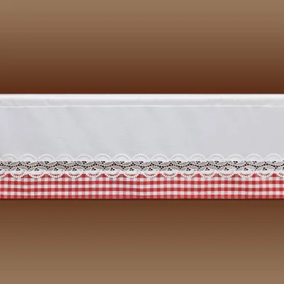 Eine Tischdecke mit einem weißen Oberteil mit Spitzenbordüre und einem Unterteil mit roten und weißen Gingham-Karos auf einem braunen Hintergrund mit Farbverlauf.