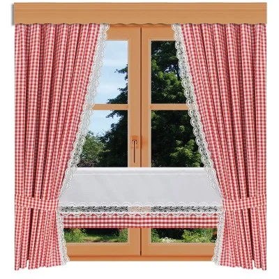 Ein holzgerahmtes Fenster, aus dem grüne Bäume herausragen, ist mit rot-weiß karierten Vorhängen, Spitzenborten und einem passenden karierten Volant dekoriert. Ein weißer, spitzenbesetzter Halbvorhang bedeckt die untere Hälfte des Fensters.