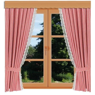 Ein holzgerahmtes Fenster mit zwei Scheiben wird von rot-weiß karierten Vorhängen mit weißer Spitze verdeckt. Die Vorhänge sind zurückgebunden und geben den Blick auf einen grünen Garten und Bäume frei.