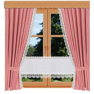 Ein holzgerahmtes Fenster mit zurückgebundenen rot-weiß karierten Vorhängen, weißer Spitzenbordüre und einer Spitzenleiste in der unteren Hälfte. Draußen sind grüne Bäume und blauer Himmel zu sehen.