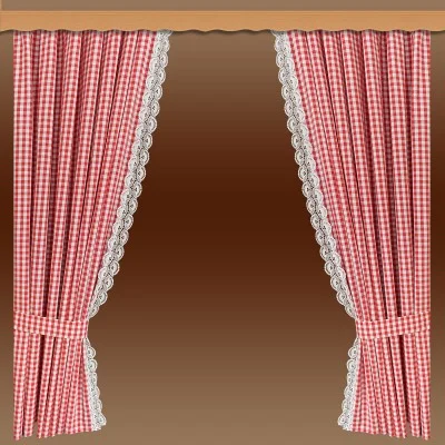 Rot-weiß karierte Vorhänge mit Spitzenbesatz werden auf beiden Seiten eines Fensterrahmens zurückgebunden und geben einen braunen Hintergrund mit Farbverlauf frei. Oben ist eine hölzerne Gardinenstange zu sehen.