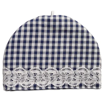 Ein blau-weiß karierter Teewärmer mit halbkreisförmiger Form. Er hat ein dekoratives Band aus weißer Spitze mit Blumenmuster im unteren Bereich und eine kleine Schlaufe am oberen Ende für die Handhabung.