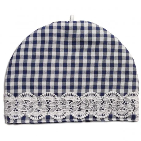 Ein blau-weiß karierter Teewärmer mit halbkreisförmiger Form. Er hat ein dekoratives Band aus weißer Spitze mit Blumenmuster im unteren Bereich und eine kleine Schlaufe am oberen Ende für die Handhabung.