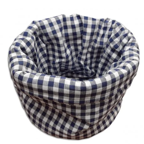 Ein Stoffkorb mit blau-weißem Karomuster, von oben gesehen auf weißem Hintergrund. Der Korb wirkt weich und unstrukturiert, die Seiten sind leicht nach innen gefaltet.