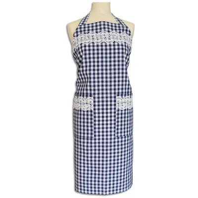 Eine Schaufensterpuppe zeigt eine blau-weiß karierte Schürze mit zwei Vordertaschen. Die Schürze ist auf der Brust und über den Taschen mit weißer Spitze verziert und hat ein Nackenband. Das Muster besteht aus kleinen blauen und weißen Quadraten.
