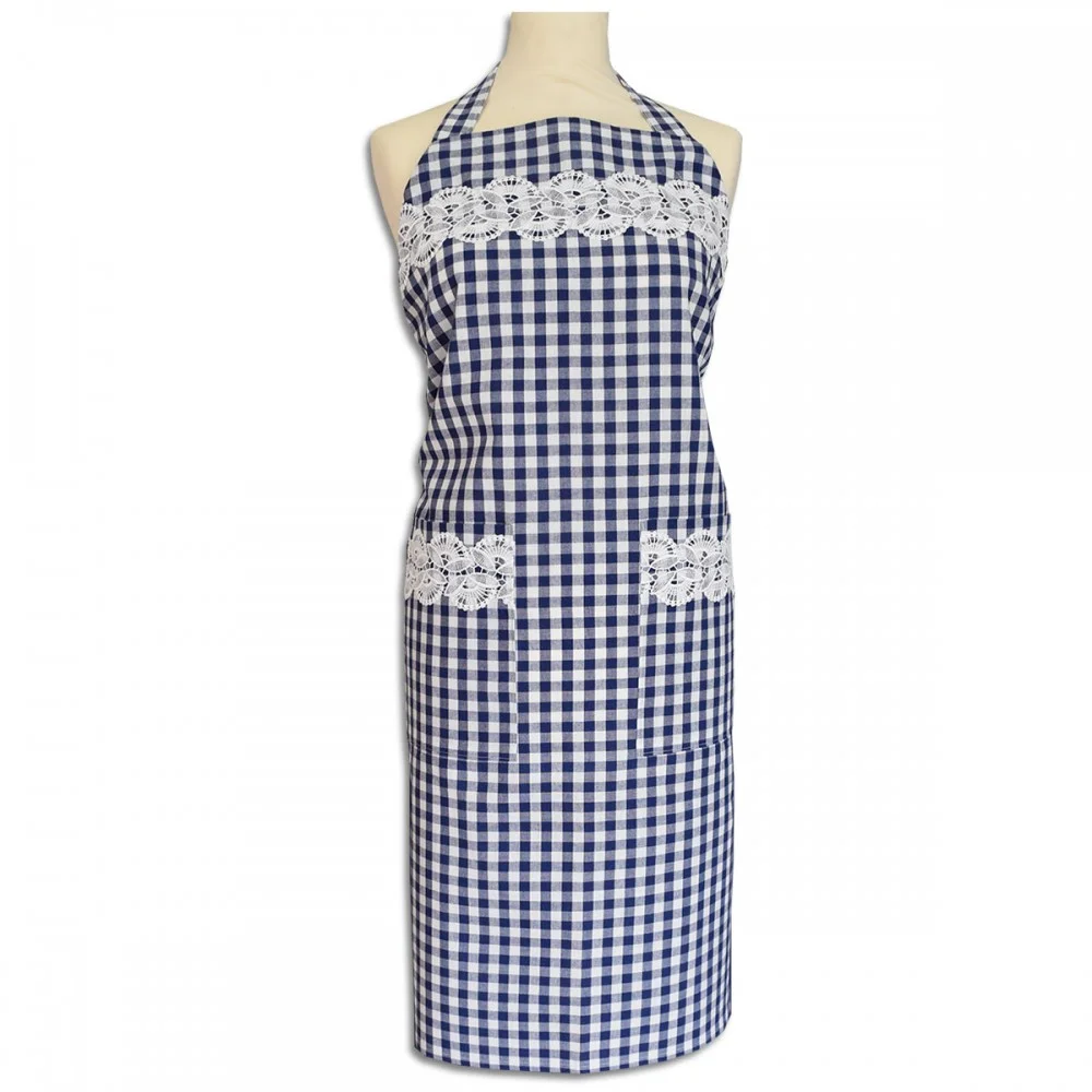 Eine Schaufensterpuppe zeigt eine blau-weiß karierte Schürze mit zwei Vordertaschen. Die Schürze ist auf der Brust und über den Taschen mit weißer Spitze verziert und hat ein Nackenband. Das Muster besteht aus kleinen blauen und weißen Quadraten.