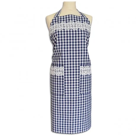 Eine Schaufensterpuppe zeigt eine blau-weiß karierte Schürze mit zwei Vordertaschen. Die Schürze ist auf der Brust und über den Taschen mit weißer Spitze verziert und hat ein Nackenband. Das Muster besteht aus kleinen blauen und weißen Quadraten.