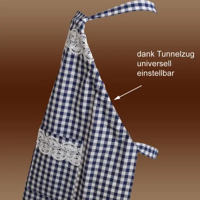 Eine blau-weiß karierte Schürze mit weißen Spitzenakzenten ist vor einem braunen Hintergrund abgebildet. Ein Pfeil weist auf das Band mit dem deutschen Text "dank Tunnelzug universell einstellbar", der den verstellbaren Kordelzug erklärt.