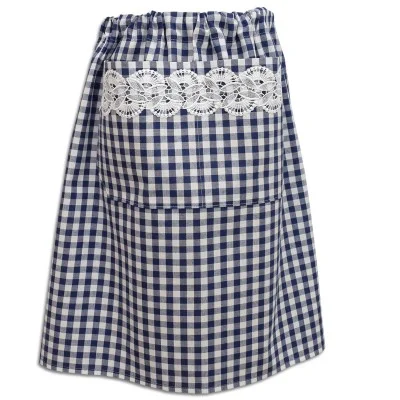 Eine blau-weiß karierte Rockschürze mit einer Tasche auf der Vorderseite. Die Schürze ist mit einem breiten horizontalen Band aus weißer Spitze über der Tasche versehen und hat einen gerafften Bund für einen bequemen Sitz. Das Karomuster ist durchgängig.