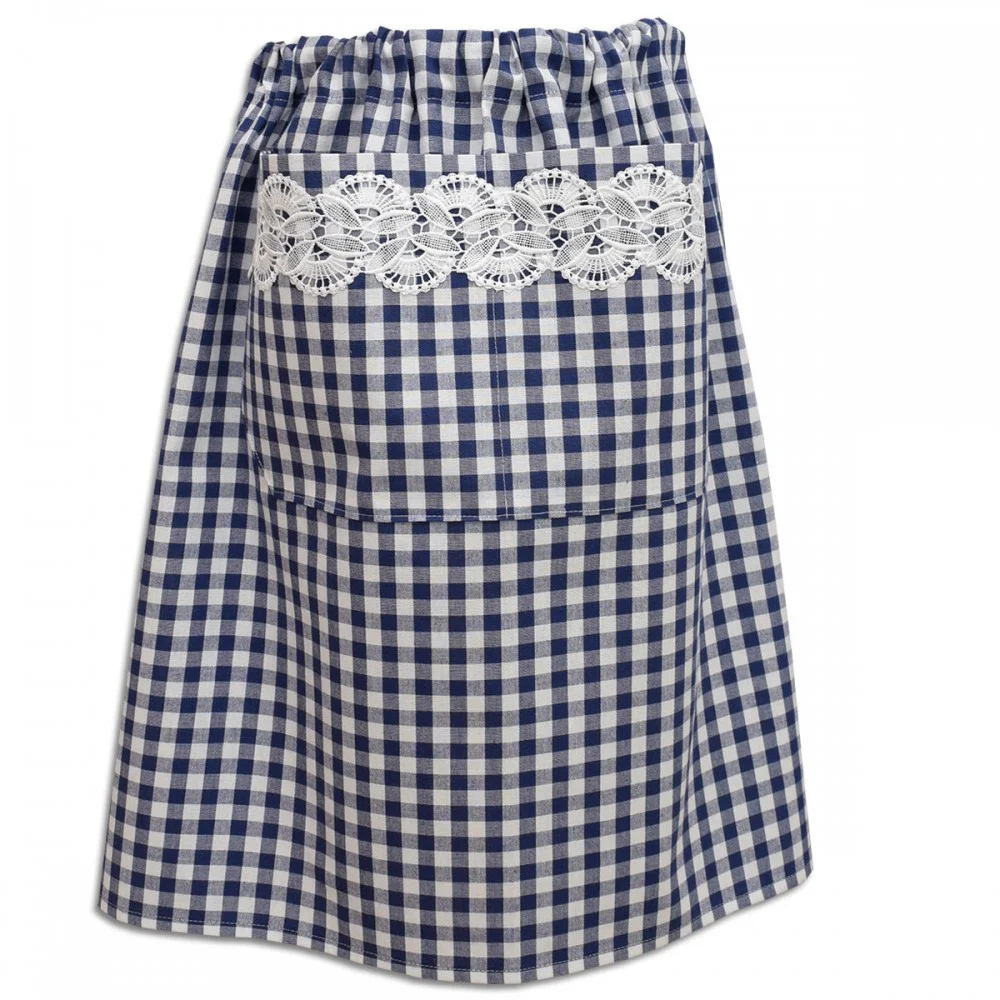 Eine blau-weiß karierte Rockschürze mit einer Tasche auf der Vorderseite. Die Schürze ist mit einem breiten horizontalen Band aus weißer Spitze über der Tasche versehen und hat einen gerafften Bund für einen bequemen Sitz. Das Karomuster ist durchgängig.