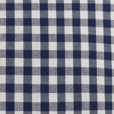 Eine Nahaufnahme eines Stoffes mit klassischem Gingham-Muster, das aus gleichmäßig verteilten marineblauen und weißen Karos besteht, die ein Gitter aus kleinen Quadraten bilden. Die abwechselnden Farben sorgen für ein zeitloses, strukturiertes Aussehen, das häufig bei Hemden, Tischdecken und Wohndekorationen verwendet wird.