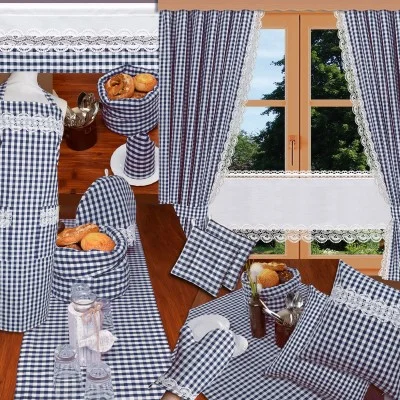 Ein Küchentisch und ein Fenster mit passendem blau-weißem Gingham-Stoff. Die Vorhänge sind mit Spitze verziert, und der Tisch ist mit passenden Tischsets, Servietten und Gedecken sowie Gläsern, Kaffeetassen, Brot, Gebäck und Besteck auf einer hölzernen Oberfläche ausgestattet.