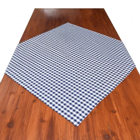 Ein Holztisch mit einer blau-weiß karierten Tischdecke, die diagonal in der Mitte ausgebreitet ist.