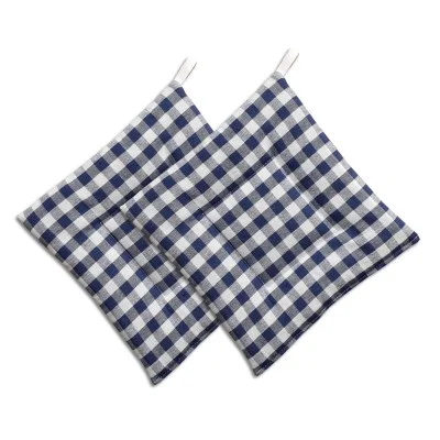 Zwei quadratische Topflappen aus Stoff mit blau-weißem Karomuster, jeweils mit einer kleinen weißen Schlaufe zum Aufhängen. Sie sind leicht überlappend auf weißem Hintergrund.