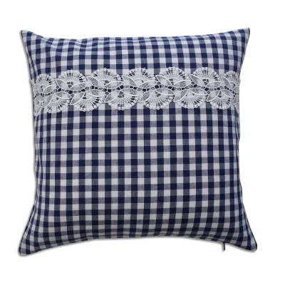 Quadratisches Kissen mit marineblau-weißem Karomuster, verziert mit einem horizontalen Streifen aus weißer Spitze in der Mitte.