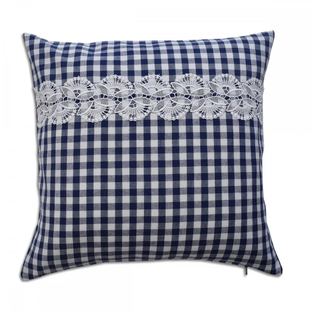 Quadratisches Kissen mit marineblau-weißem Karomuster, verziert mit einem horizontalen Streifen aus weißer Spitze in der Mitte.