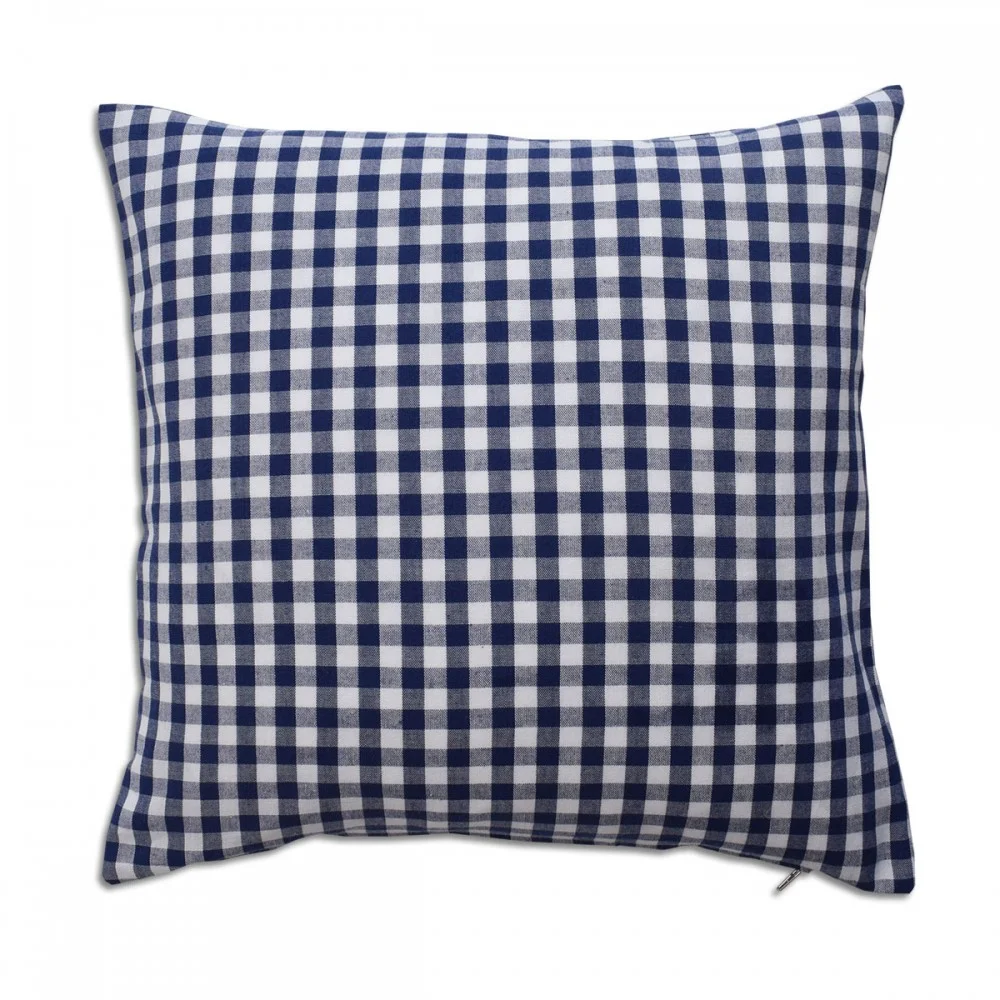 Quadratisches Kissen mit blau-weißem Karomuster, fotografiert vor weißem Hintergrund.